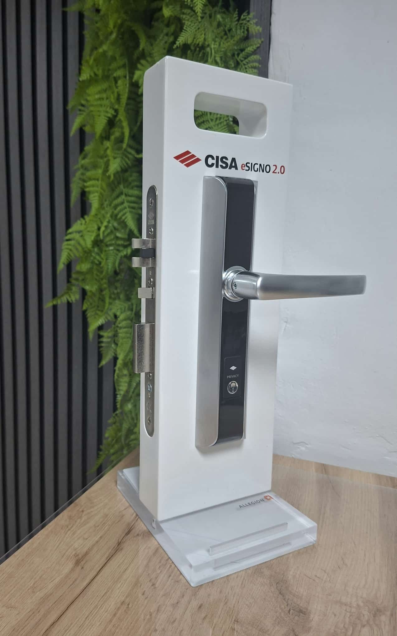 Cerradura electrónica CISA eSIGNO 2.0 en expositor